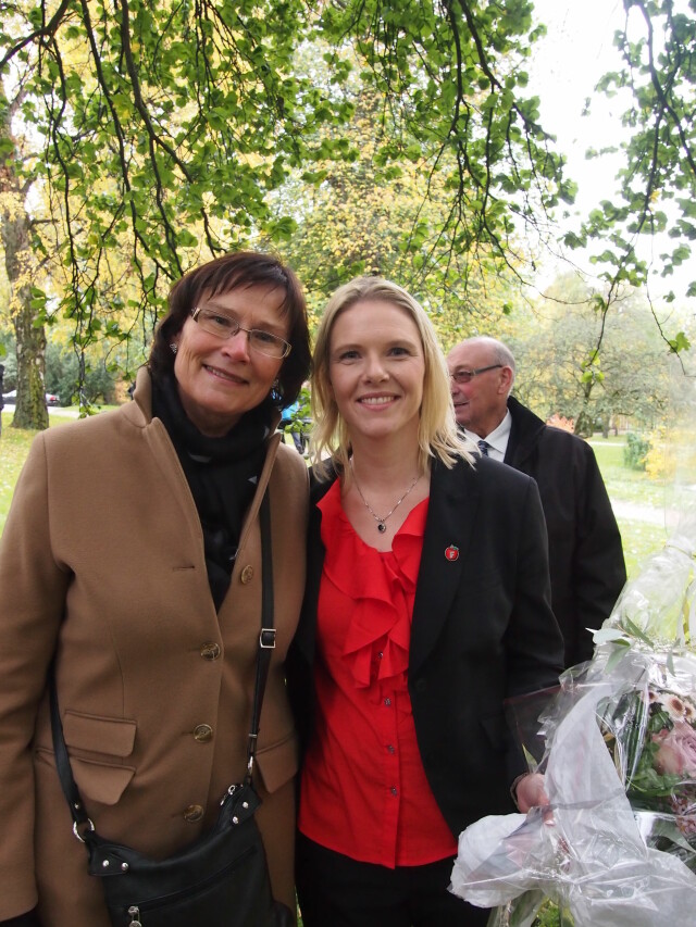 MAMMA OG RÅDGIVER: - Mamma blir en viktig rådgiver for meg, sier landbruksminister Sylvi Listhaug. Her står hun sammen med moren Harriet, som er bonde. Foto: Arne-Petter Lorentzen MAMMA OG RÅDGIVER: - Mamma blir en viktig rådgiver for meg, sier landbruksminister Sylvi Listhaug. Her står hun sammen med moren Harriet, som er bonde. Foto: Arne-Petter Lorentzen